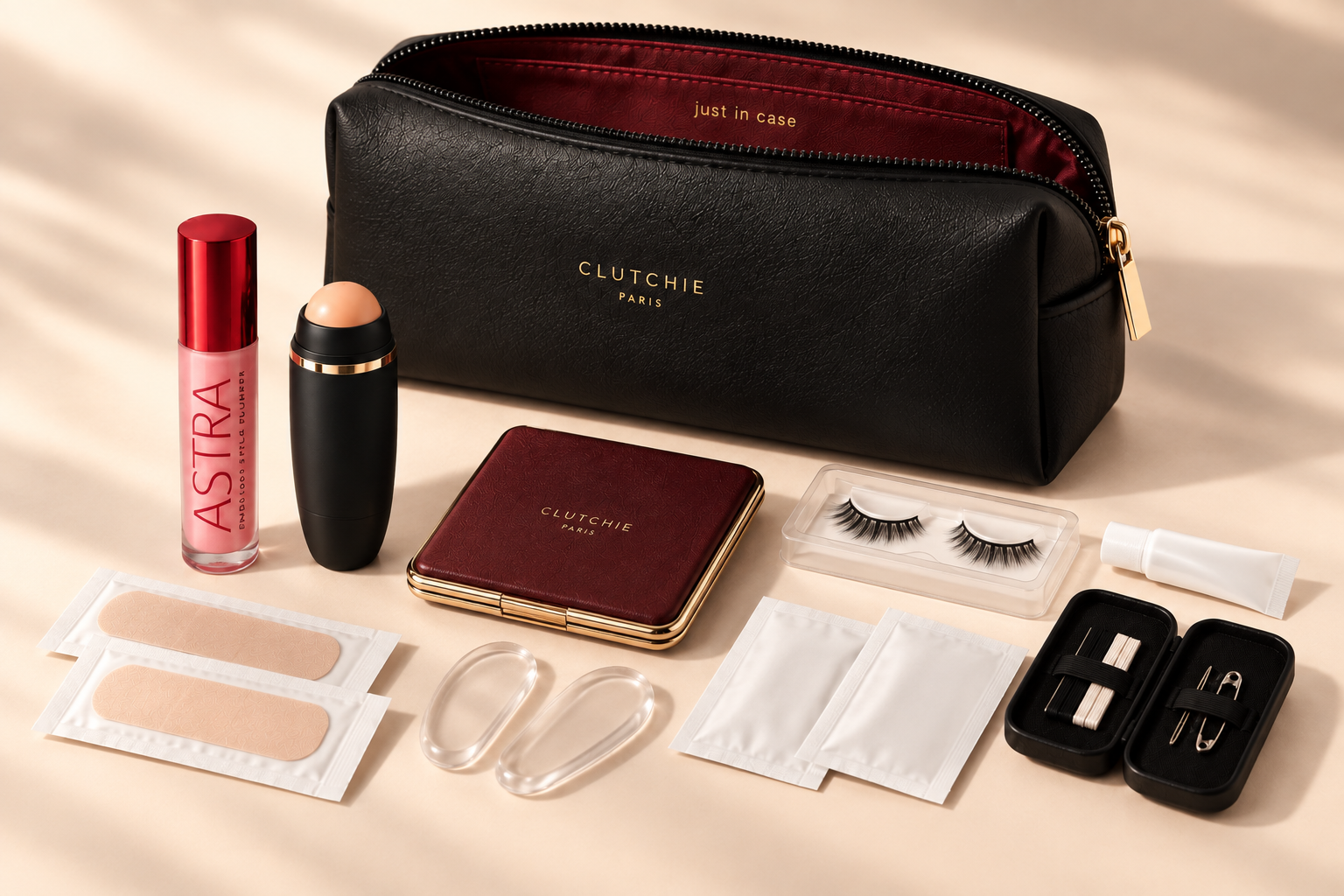 CLUTCHIE ouverte avec l’ensemble de ses essentiels beauté, confort et petits imprévus